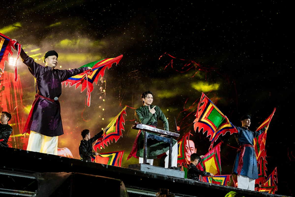 NSND Tự Long, Soobin và Cường Seven trong tiết mục "Trống cơm".