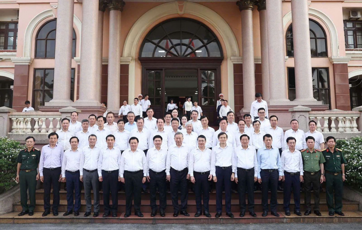 Tổng Bí thư Tô Lâm và Đoàn công tác của Trung ương chụp ảnh lưu niệm cùng lãnh đạo  các tỉnh Nam Định, Ninh Bình và Hà Nam