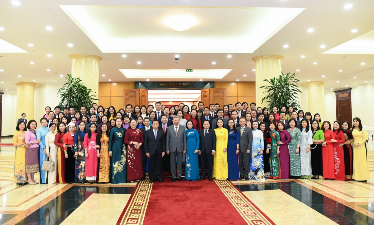 Tổng Bí thư Tô Lâm chụp ảnh lưu niệm với các đại biểu