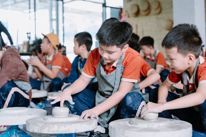 Phụ huynh chi cả chục triệu đồng để đăng ký các khoá học cho con học hè. (Ảnh minh hoạ)