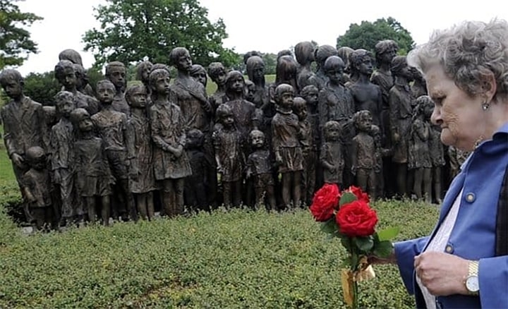 Một người dân đặt hoa tưởng niệm tại tượng đài các nạn nhân vụ thảm sát ở làng Lidice. (Ảnh: CTK)