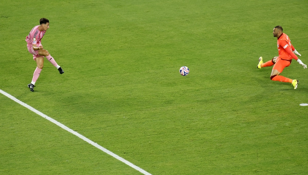 Khoảnh khắc Allende ghi bàn. (Ảnh: Reuters). 