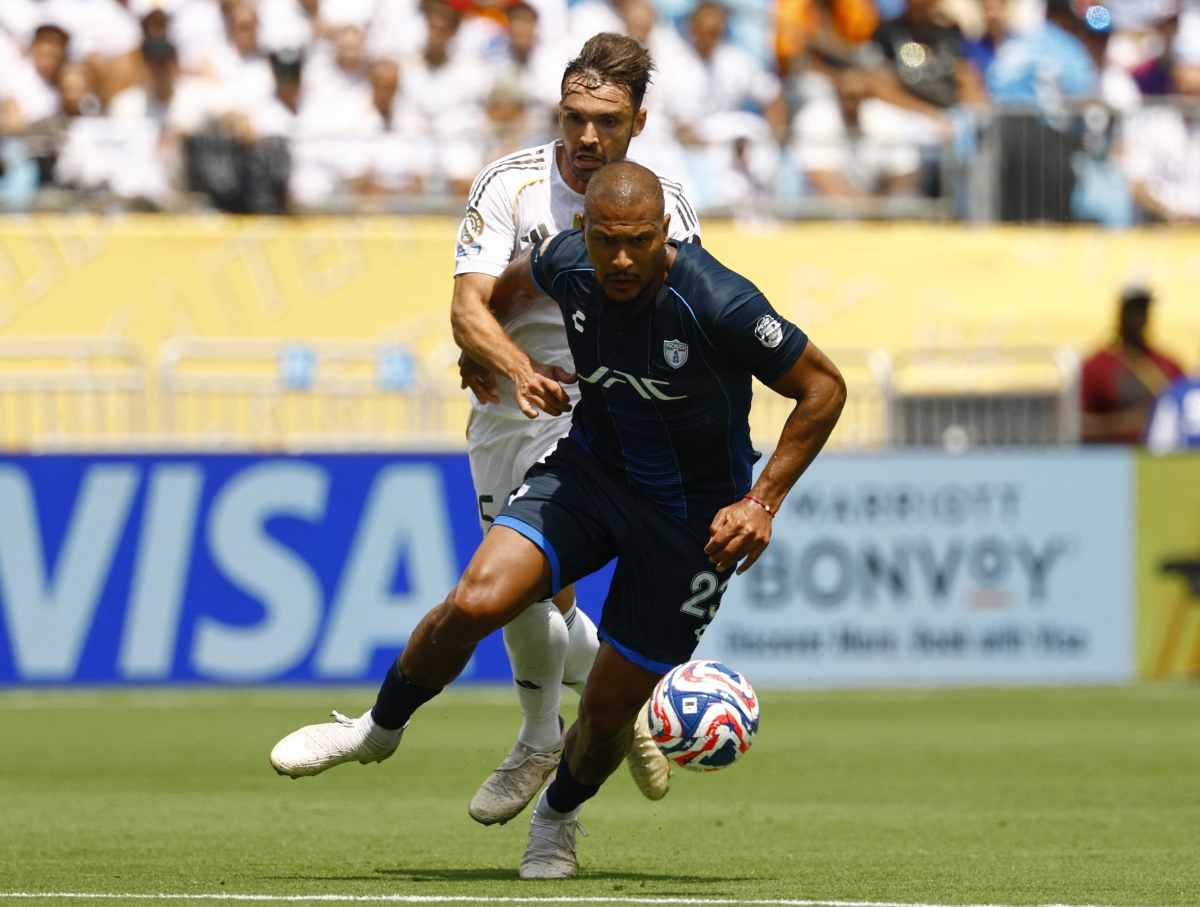 Tình huống kéo người khiến Asencio phải nhận thẻ đỏ. (Ảnh: Reuters). 