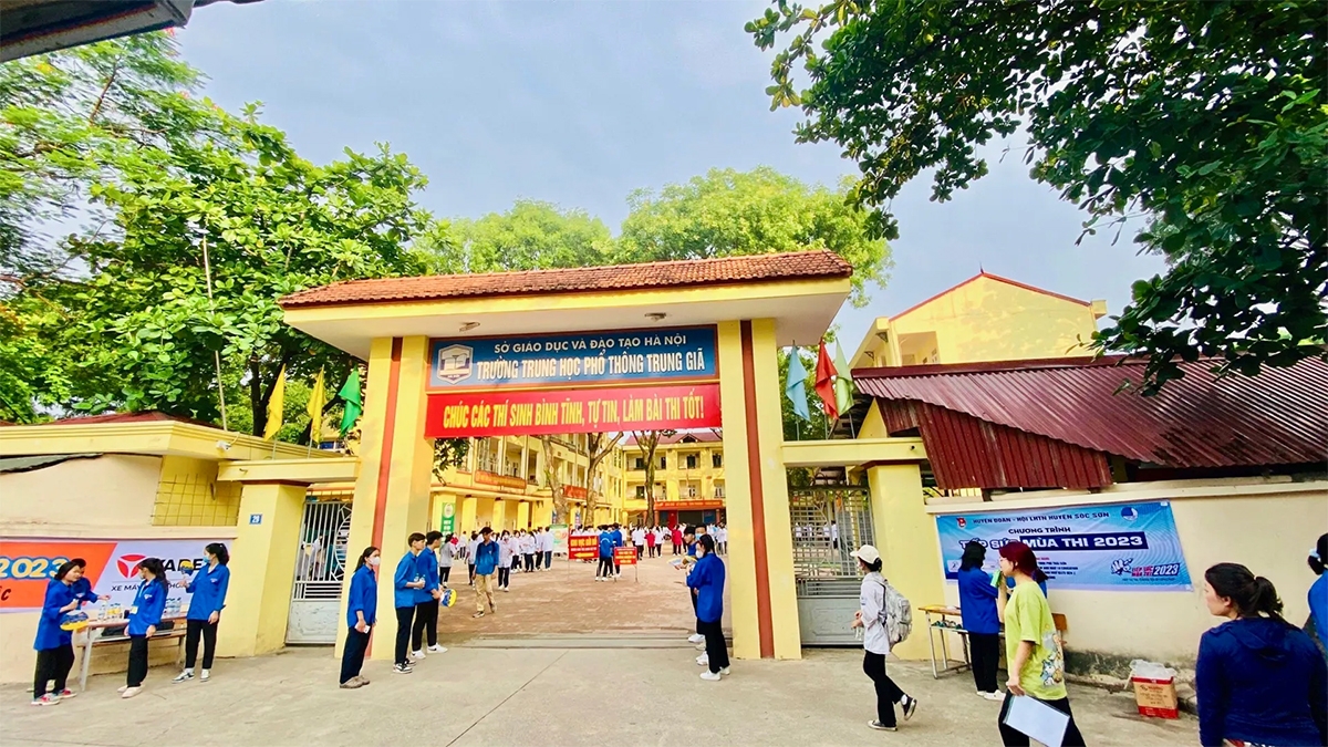 Thí sinh tham gia kỳ thi tuyển sinh lớp 10 tại điểm thi Trường THPT Trung Giã. (ảnh: Báo Kinh tế&amp;Đô thị)