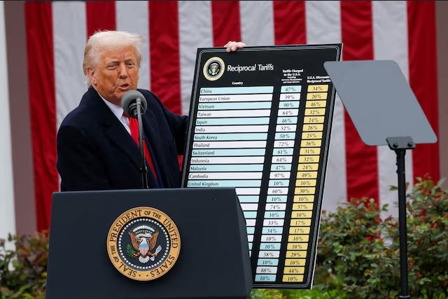 Tổng thống Mỹ Donald Trump phát biểu về chính sách thuế mới (Ảnh: Reuters)