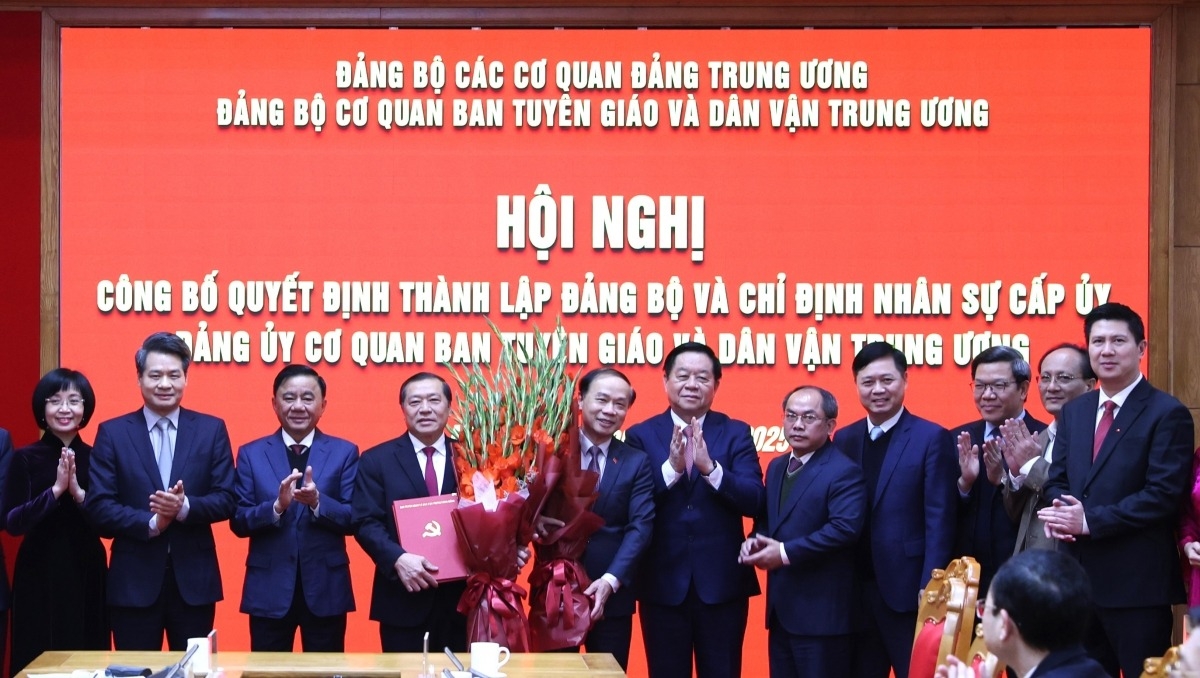 Thường trực Ban Bí thư Trần Cẩm Tú và Trưởng Ban Tuyên giáo và Dân vận Trung ương Nguyễn Trọng Nghĩa trao quyết định thành lập Đảng bộ cơ quan Ban Tuyên giáo và Dân vận Trung ương.