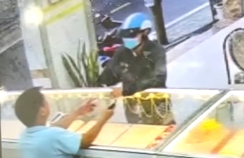 Người đàn ông đến cửa hàng hỏi mua 5 chỉ vàng 24k