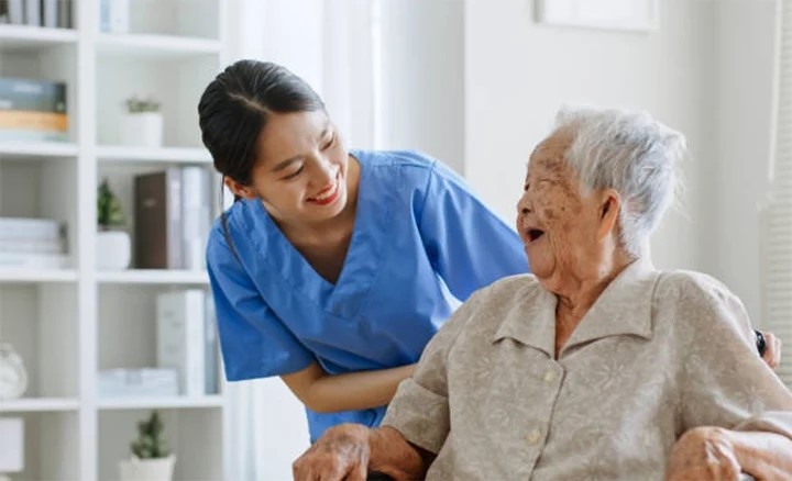 Ở viện dưỡng lão, người già được những người chuyên nghiệp chăm sóc. (Ảnh: Istock)