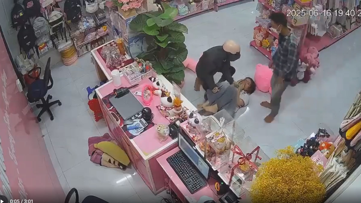 Cảnh hai đối tượng khống chế nhân viên để cướp tài sản 