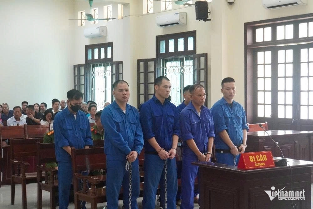 Người thân của các bị cáo và nhiều người dân đến theo dõi phiên tòa.