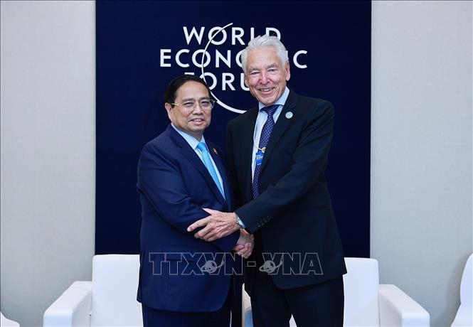 Thủ tướng Phạm Minh Chính gặp Chủ tịch lâm thời WEF Peter Brabeck-Letmathe. (Ảnh: Dương Giang/TTXVN)
