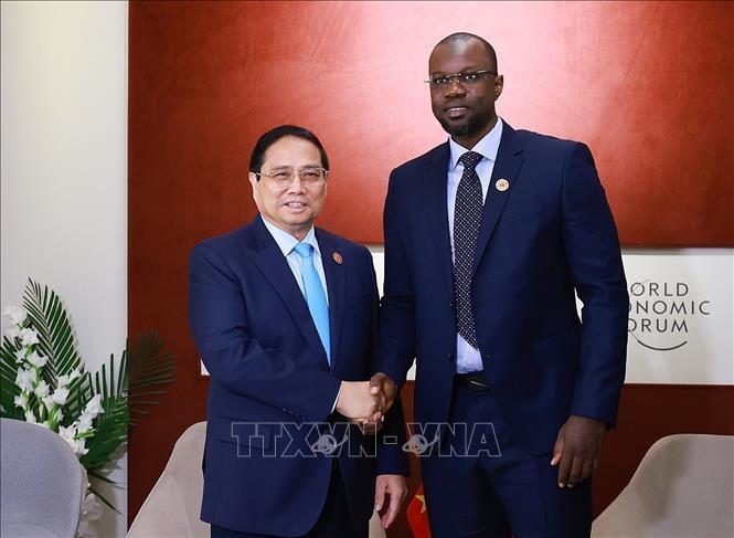 Thủ tướng Phạm Minh Chính gặp Thủ tướng Senegal Ousmane Sonko. (Ảnh: Dương Giang/TTXVN)