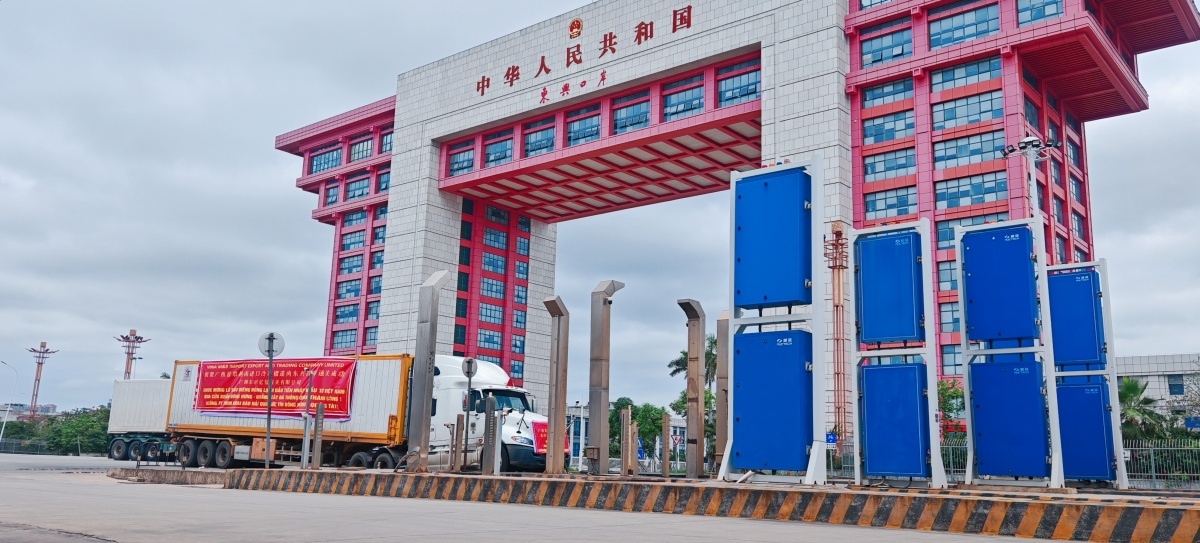 Xe tải lạnh chở 22,24 tấn sầu riêng đông lạnh từ Việt Nam nhập cảnh qua của khẩu Đông Hưng, Trung Quốc. Ảnh Nhật báo Quảng Tây