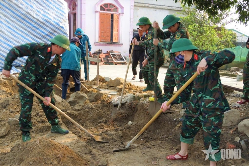 Cán bộ, chiến sĩ Đại đội Thông tin 18 (Phòng Tham mưu, Bộ CHQS tỉnh Hà Tĩnh) giúp đỡ gia đình cựu chiến binh Đậu Tư Lam khởi công làm nhà ở.