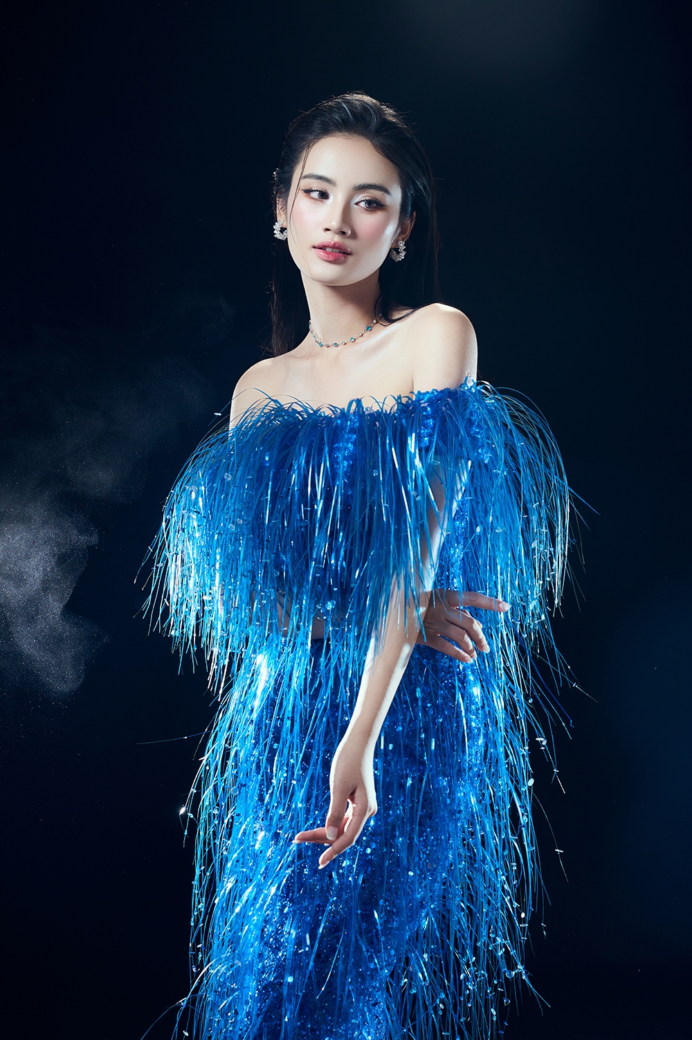 Miss World Vietnam Huỳnh Trần Ý Nhi đăng tải bộ ảnh trong thiết kế đến từ NTK Lê Thanh Hòa, trang phục mang sắc xanh - màu sắc yêu thích của Ý Nhi cũng như là màu chủ đạo của cuộc thi Miss World.