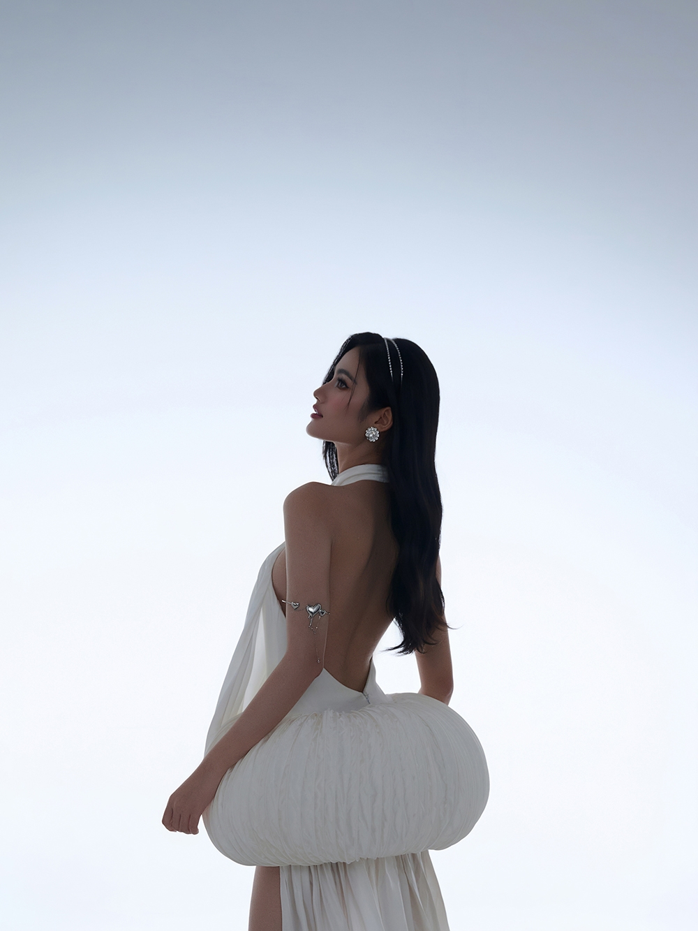 Dự kiến, Ý Nhi sẽ tốt nghiệp vào khoảng tháng 6/2026, cô chia sẻ bản thân sẽ tập trung và nỗ lực trong việc học để có kết quả tốt nghiệp tốt nhất.