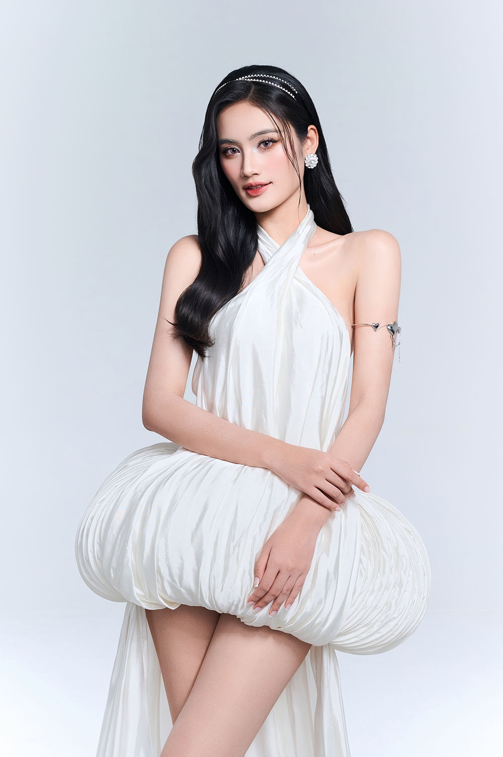 Trước đó, Miss World lần thứ 72 - Opal Suchata nhắc đến Ý Nhi trong buổi phỏng vấn với truyền thông Thái Lan, cô dành sự yêu mến và trân quý tình bạn của mình với Huỳnh Trần Ý Nhi.