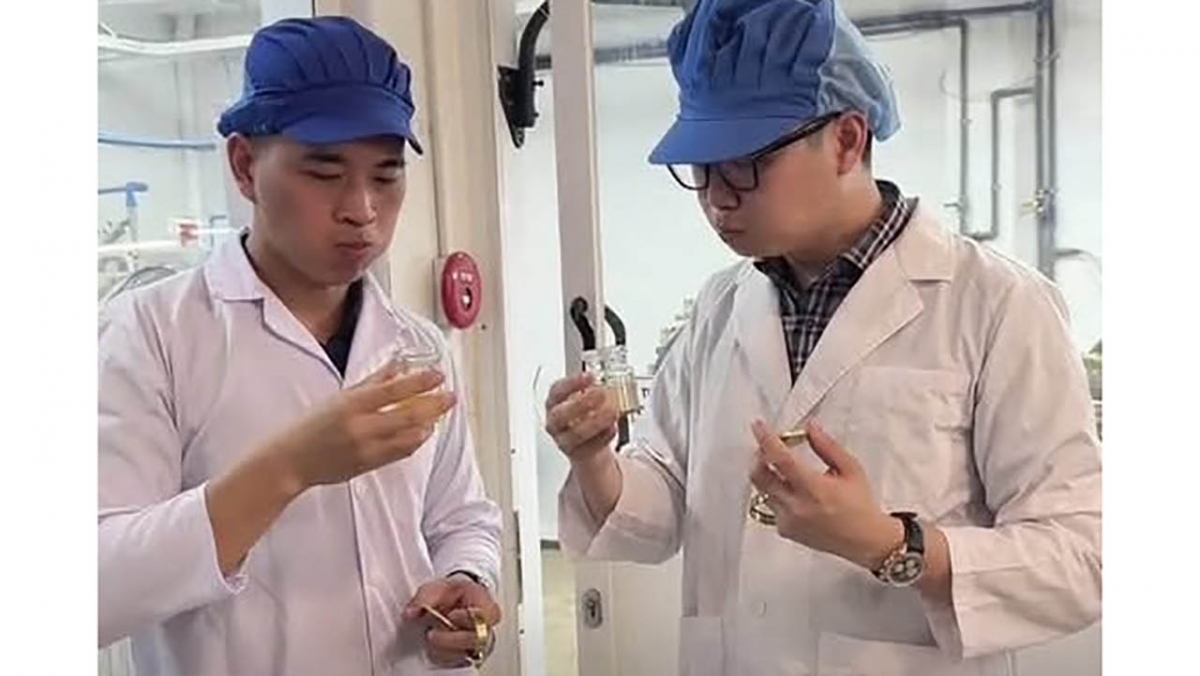 Lê Anh Nuôi và bác sĩ Cung tại xưởng yến sào.