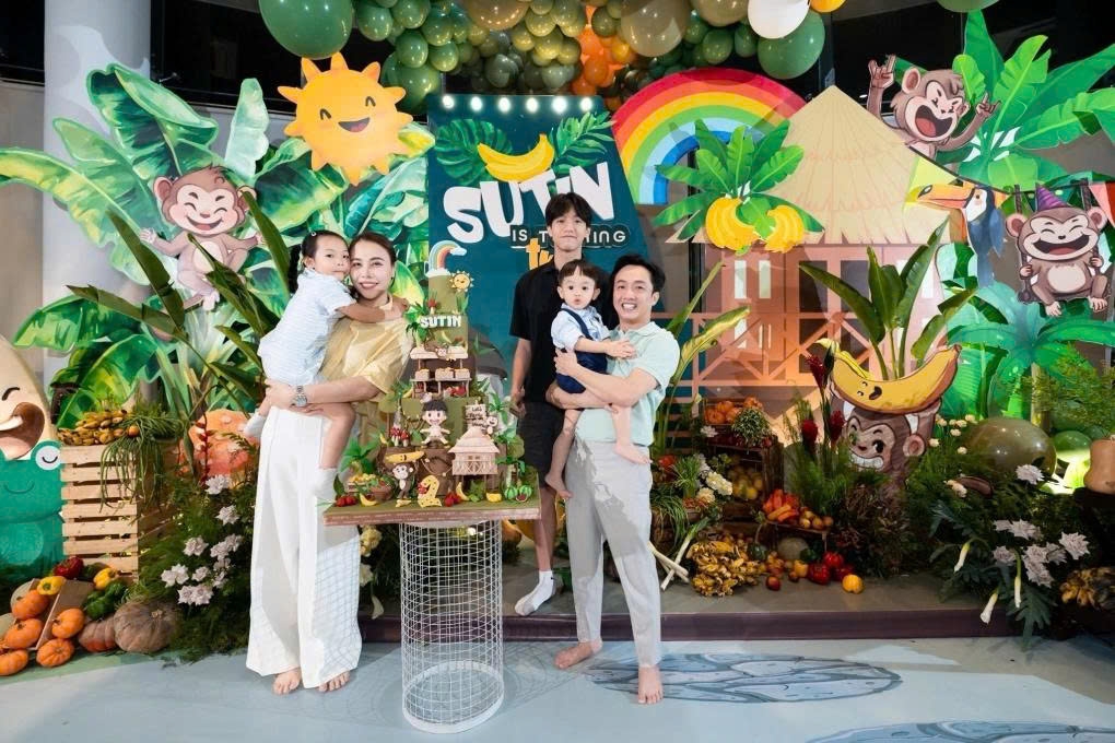 Subeo, con trai Cường Đôla và vợ cũ - ca sĩ Hồ Ngọc Hà - ra dáng thanh niên tại tiệc sinh nhật của em trai Sutin. (Nguồn: FBNV)