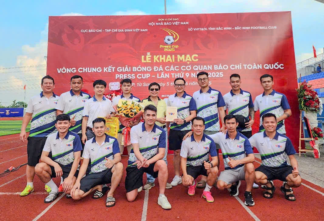 Ông Vũ Hải Quang – Phó Tổng Giám đốc Đài Tiếng nói Việt Nam tới dự Lễ khai mạc và động viên đội bóng VOV.