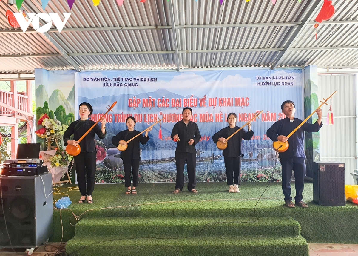 Thưởng thức những giá trị văn hóa phi vật thể của các đồng bào dân tộc