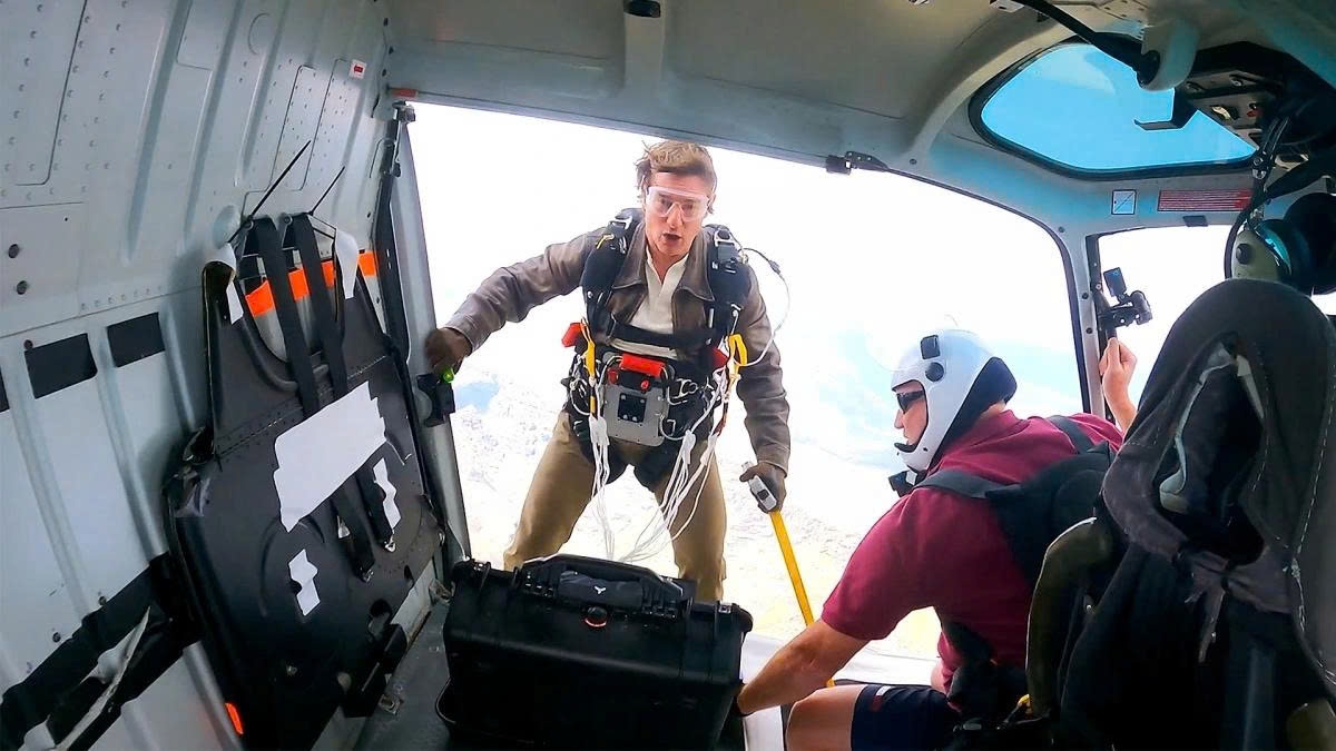 Tom Cruise lập kỷ lục thế giới cho 16 lần thực hiện màn nhảy dù bốc cháy để quay cảnh mạo hiểm trong phim "Nhiệm vụ: Bất khả thi 8 - Nghiệp báo cuối cùng" (Mission: Impossible 8 - The Final Reckoning).