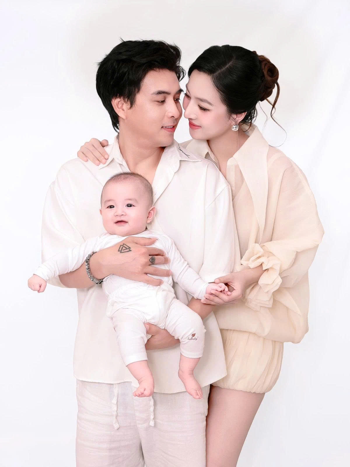 Bà xã ca sĩ Hồ Quang Hiếu cảm thấy gia đình nhỏ luôn ấm áp dù mọi thứ xung quanh ra sao.