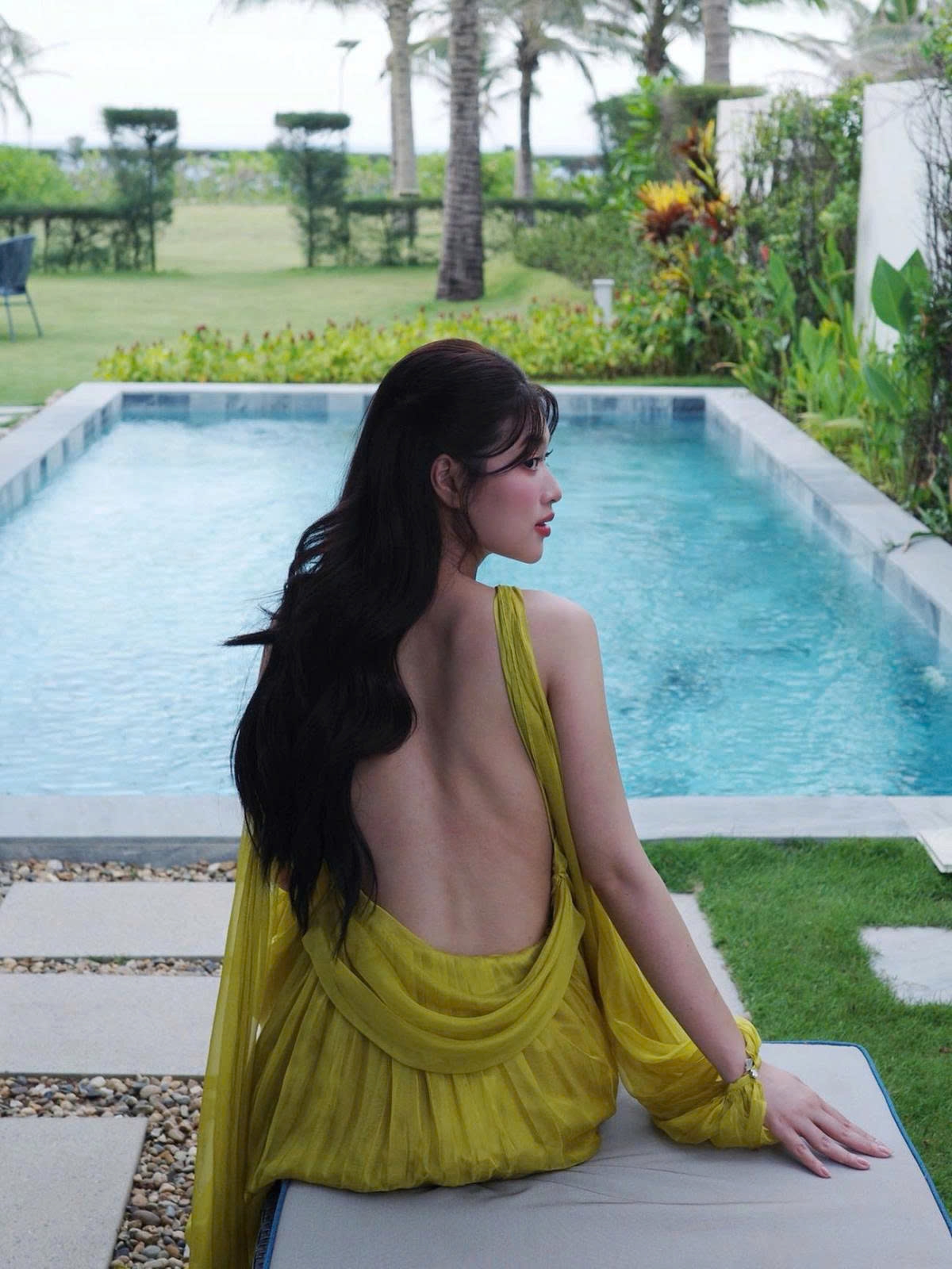 Hoa hậu Đoàn Thiên Ân khoe lưng trần trong chuyến nghỉ dưỡng Hội An.