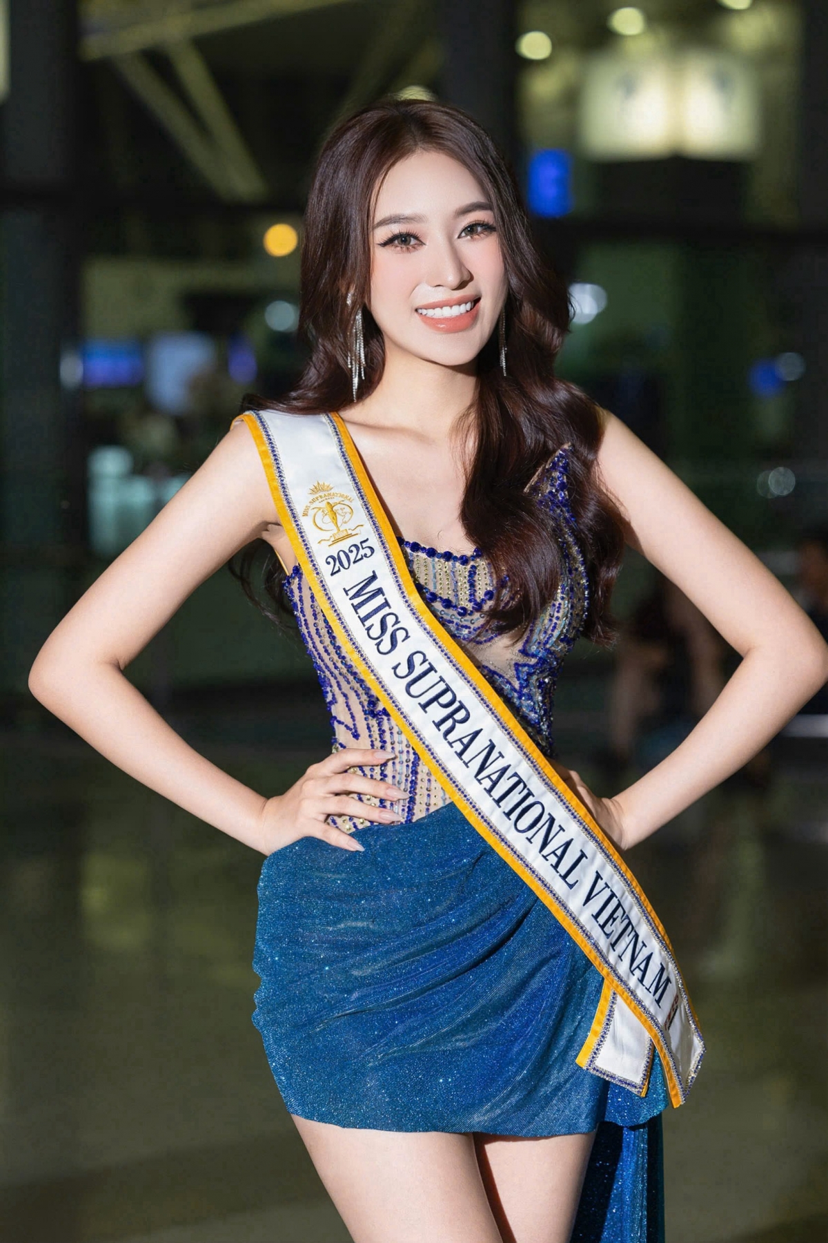 Tại sân bay khởi hành đi Miss Supranational (Hoa hậu Siêu quốc gia) 2025, Hoa hậu Võ Cao Kỳ Duyên thu hút với phong cách thời trang sang chảnh và thanh lịch. Trong lần sang châu Âu này, Hoa hậu Kỳ Duyên mang theo hơn 100kg hành lý, bao gồm bộ trang phục kèm phụ kiện đến từ các nhà thiết kế nổi tiếng. Không chỉ có váy áo lộng lẫy, nàng hậu còn chu đáo chuẩn bị những món quà mang đậm dấu ấn văn hóa Việt Nam để gửi tặng cho bạn bè quốc tế.