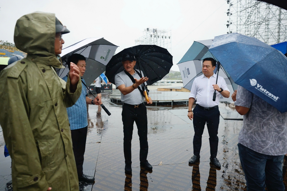 Ban Tổ chức kiểm tra, khảo sát sân khấu trong bối cảnh mưa lớn kéo dài.