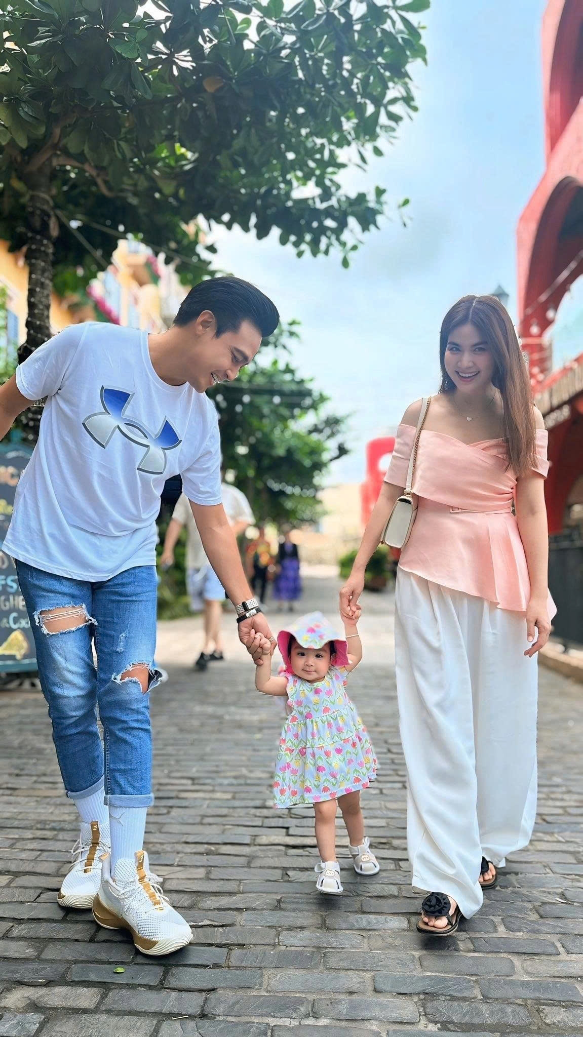 Vợ chồng Kha Ly - Thanh Duy tích cực cho con gái Lita đi chơi. (Nguồn: FBNV)