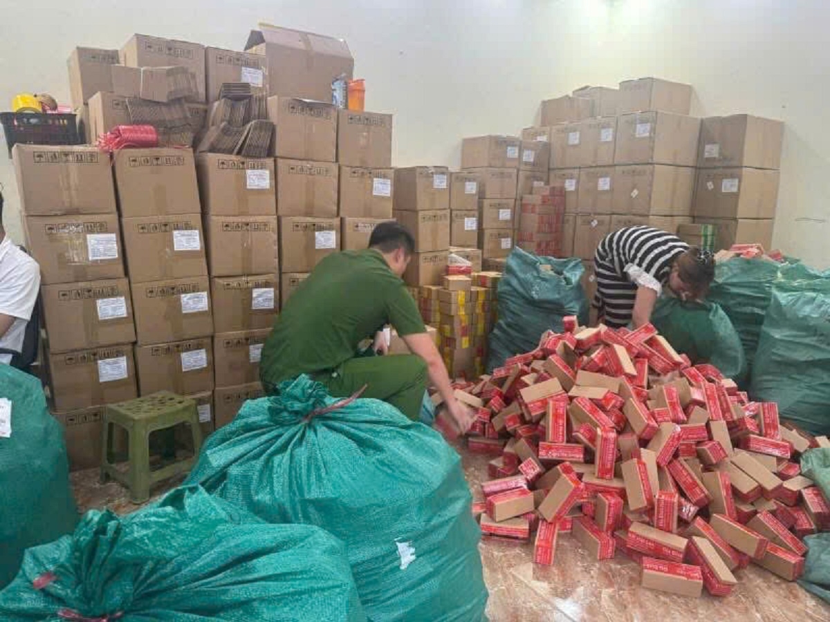 Cơ quan chức năng thu giữ hàng loạt mỹ phẩm, thực phẩm chức năng không rõ nguồn gốc