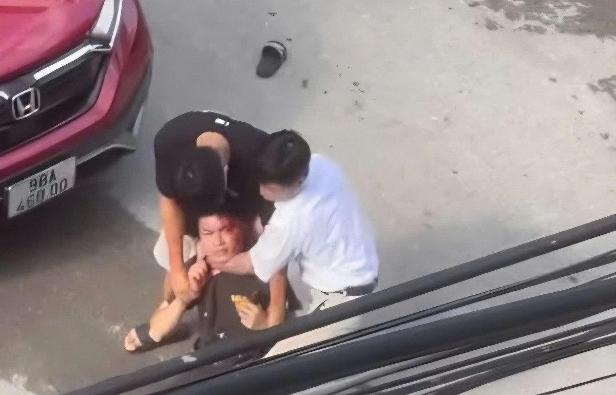 Nam thanh niên chảy máu đầu ở Bắc Giang sau va chạm giao thông (Ảnh: Chụp màn hình).