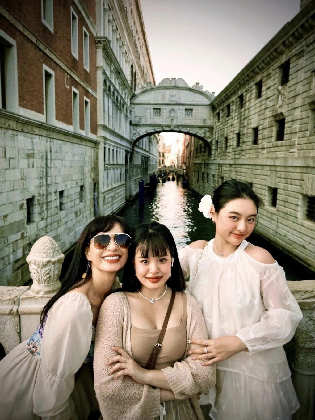 Cựu siêu mẫu Thúy Hạnh đưa hai con gái Suli - Suti đi chơi Italy.