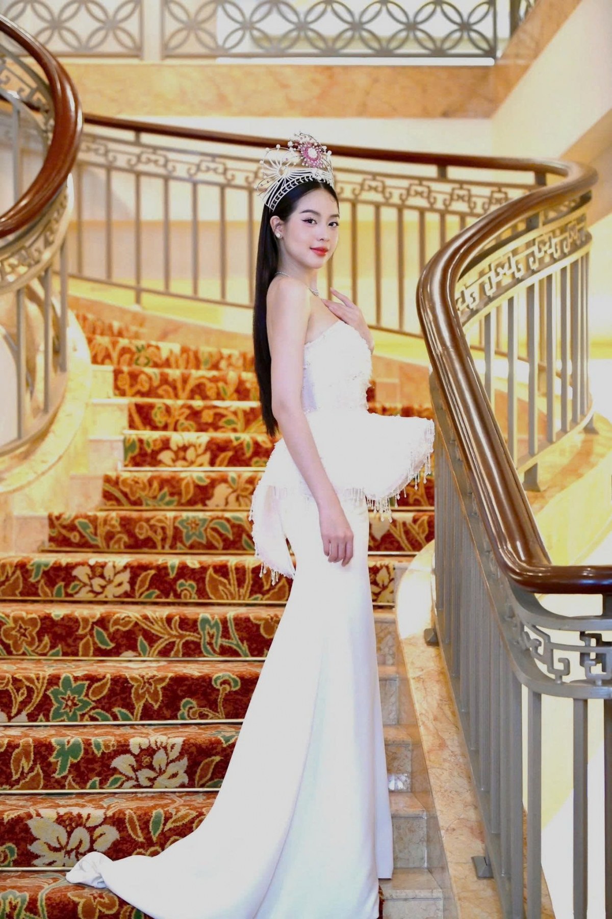 Bất ngờ xảy ra vào tháng 4/2024, khi đơn vị nắm bản quyền Sen Vàng quyết định cử Thanh Thủy đại diện Việt Nam tham dự Miss International 2024 tại Nhật Bản, một trong ba đấu trường sắc đẹp lớn nhất thế giới. Với thời gian chuẩn bị ngắn ngủi, không ai nghĩ cô gái từng bị chê "nhạt" lại có thể lột xác ngoạn mục.