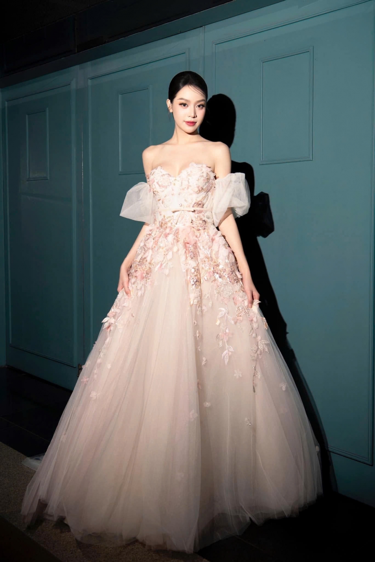 Thanh Thủy nhập cuộc đầy bản lĩnh, không chỉ nổi bật ở các phần thi phụ mà còn tỏa sáng rực rỡ trong đêm chung kết, vượt qua hàng chục đối thủ để giành vương miện danh giá. Chiến thắng này đã đưa cô trở thành người đẹp Việt Nam đầu tiên trong lịch sử giành ngôi vị cao nhất tại Miss International, khẳng định vị thế nhan sắc Việt trên bản đồ sắc đẹp thế giới.