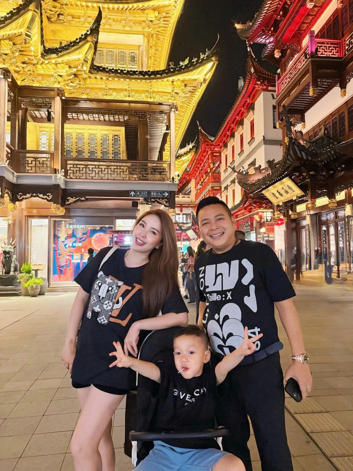 Gia đình Bảo Thy diện trang phục màu đen đồng điệu trong chuyến du lịch Thượng Hải, Trung Quốc. (Nguồn: FBNV)