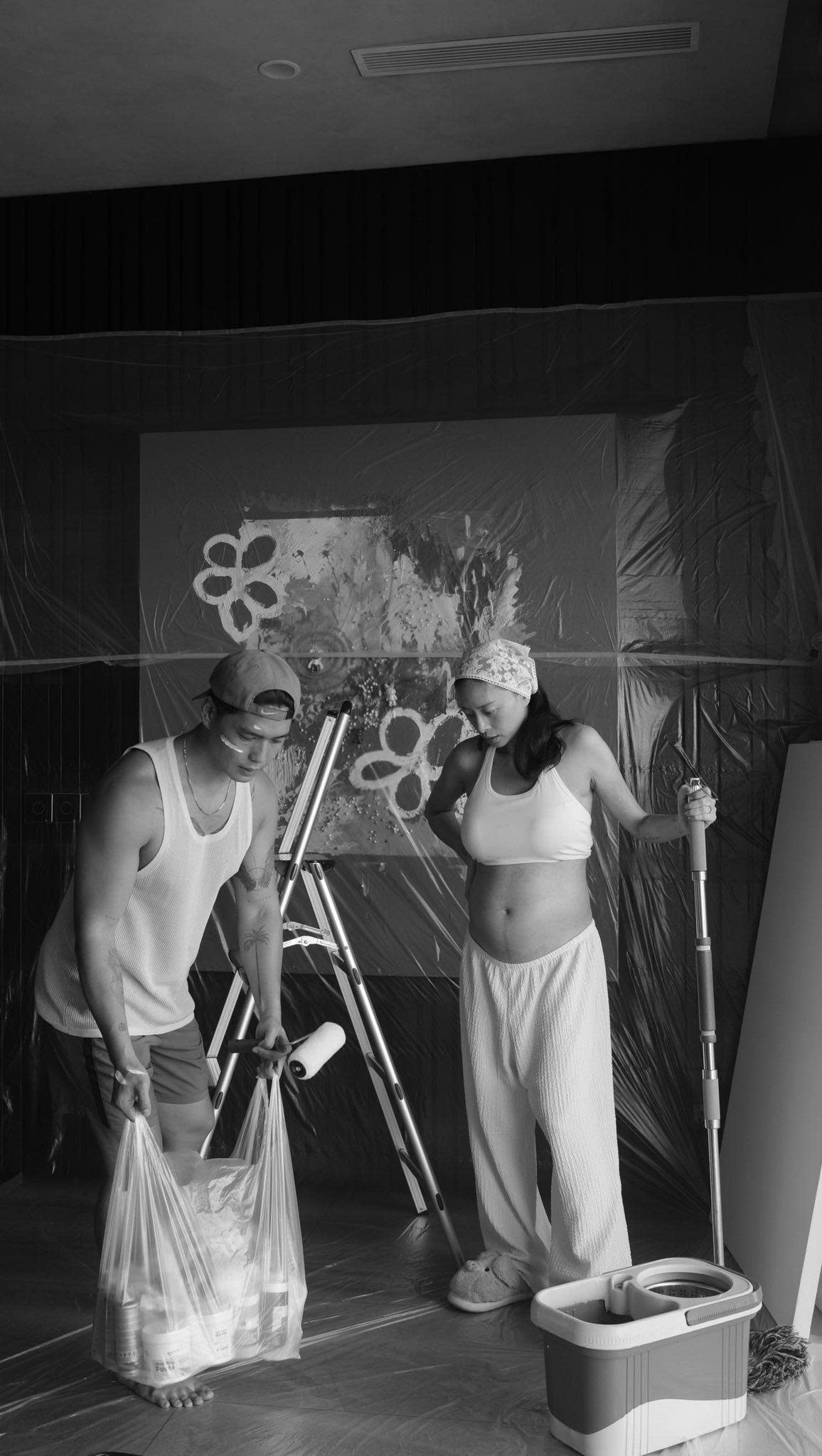 Cặp đôi đã thử đủ mọi cách, từ "thả tự nhiên" đến thực hiện hai lần IVF nhưng đều thất bại. Những nỗ lực không thành khiến cô từng rơi vào trạng thái suy sụp. Cả hai đã chọn cách đối mặt, không trốn tránh. Họ ôm nhau đi qua những lần siêu âm không thấy tim thai, những lần về nhà tay trắng. Và rồi, một điều kỳ diệu đã đến vào dịp Giáng sinh năm 2024.