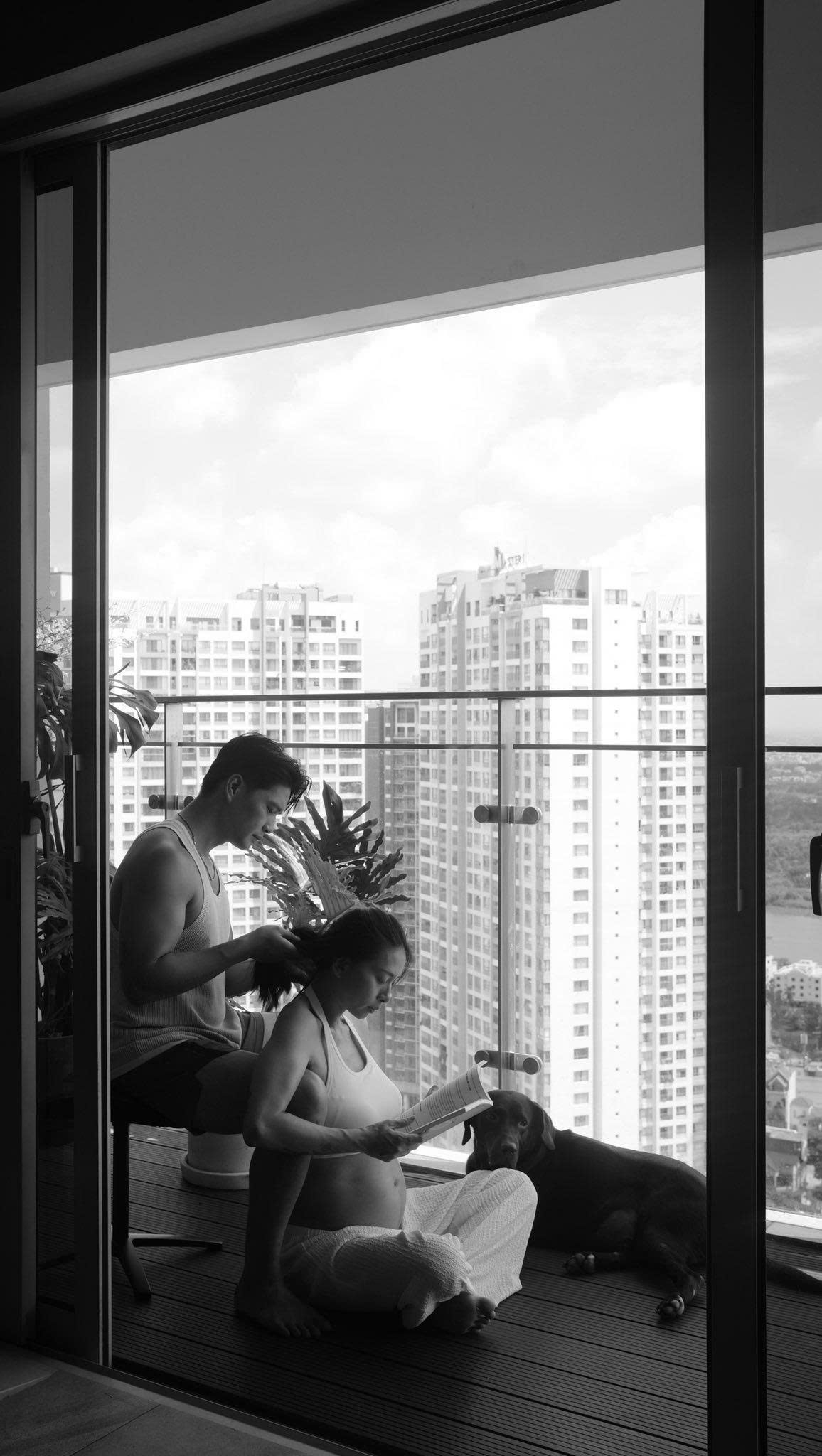 Nữ diễn viên tiết lộ con gái sắp chào đời được đặt tên thân mật là “Gạo”. Từ ngày biết tin có thai, cô thường xuyên chia sẻ hành trình làm mẹ, những thăng trầm, vết rạn trên da hay cảm xúc nghẹn ngào mỗi lần đi siêu âm. Nhìn những vết rạn trên da, cô thấy bụng mình sần sùi như trái quýt nhưng ông xã động viên cô dù thế nào cũng đẹp. Anh còn chịu khó chụp ảnh, ghi lại từng khoảnh khắc đáng nhớ của bà xã cùng em bé trong bụng. Ngô Thanh Vân thấy may mắn vì luôn luôn có chồng ở bên, canh chừng từng cử động của cô.