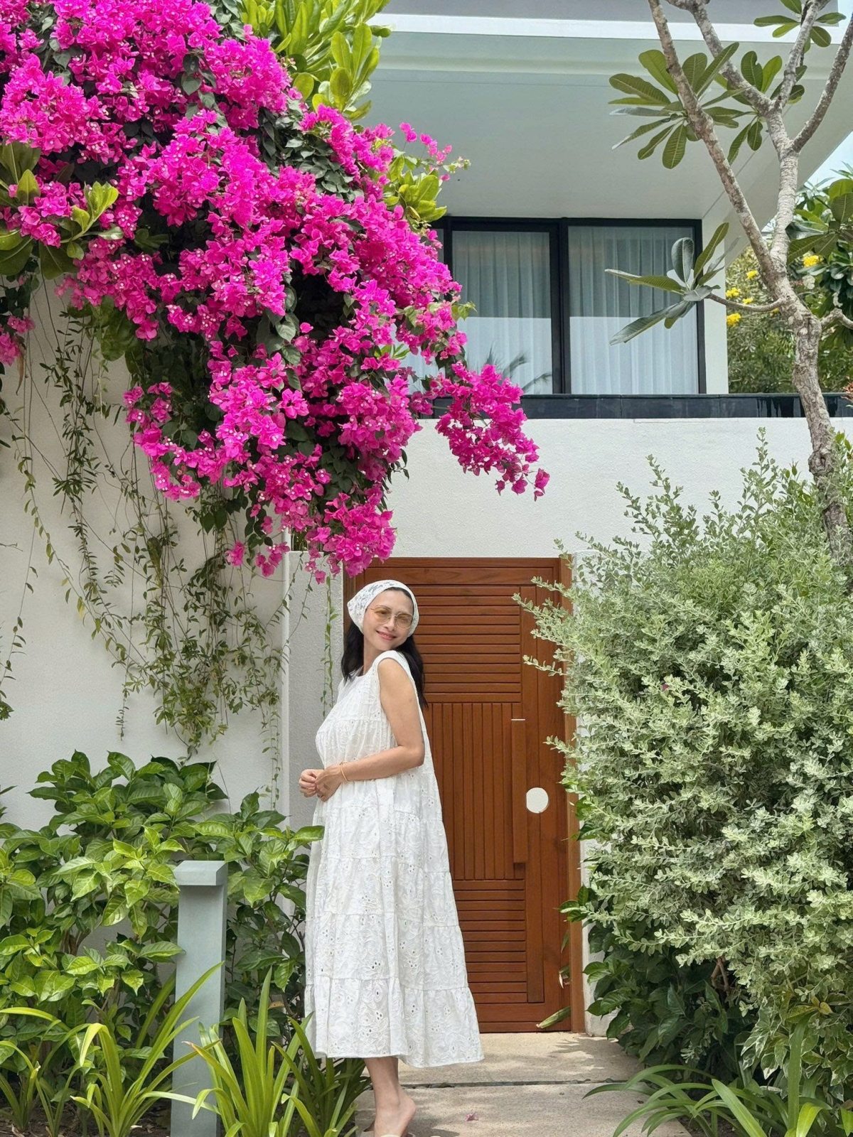 Trong một video ngắn, Ngô Thanh Vân khiến khán giả xuýt xoa khi thấy Huy Trần làm bữa sáng, phục vụ vợ tận nơi. Nữ diễn viên tiết lộ, chồng là người phụ trách chế độ dinh dưỡng cho cô trong suốt thai kỳ. "Bình thường đã được anh chăm như em bé. Giờ mang thai, anh càng kỹ lưỡng hơn", cô nói.