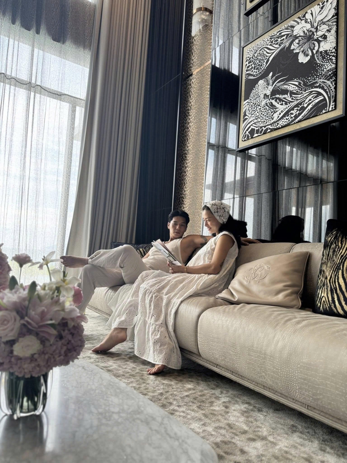 Từ sau khi công khai mang thai, Ngô Thanh Vân thoải mái chia sẻ những hình ảnh đời thường. Trong kỳ nghỉ tại Nha Trang, cô được ông xã chăm sóc từng bữa ăn, giấc ngủ.