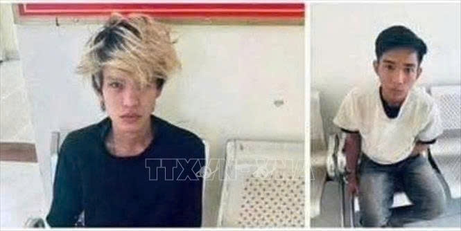 2 đối tượng dùng dao khống chế nhân viên cửa hàng quà tặng cướp tài sản. Ảnh: TTXVN