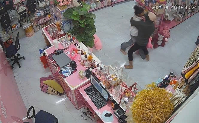 2 đối tượng dùng dao khống chế nhân viên cửa hàng quà tặng cướp tài sản. Ảnh: TTXVN 