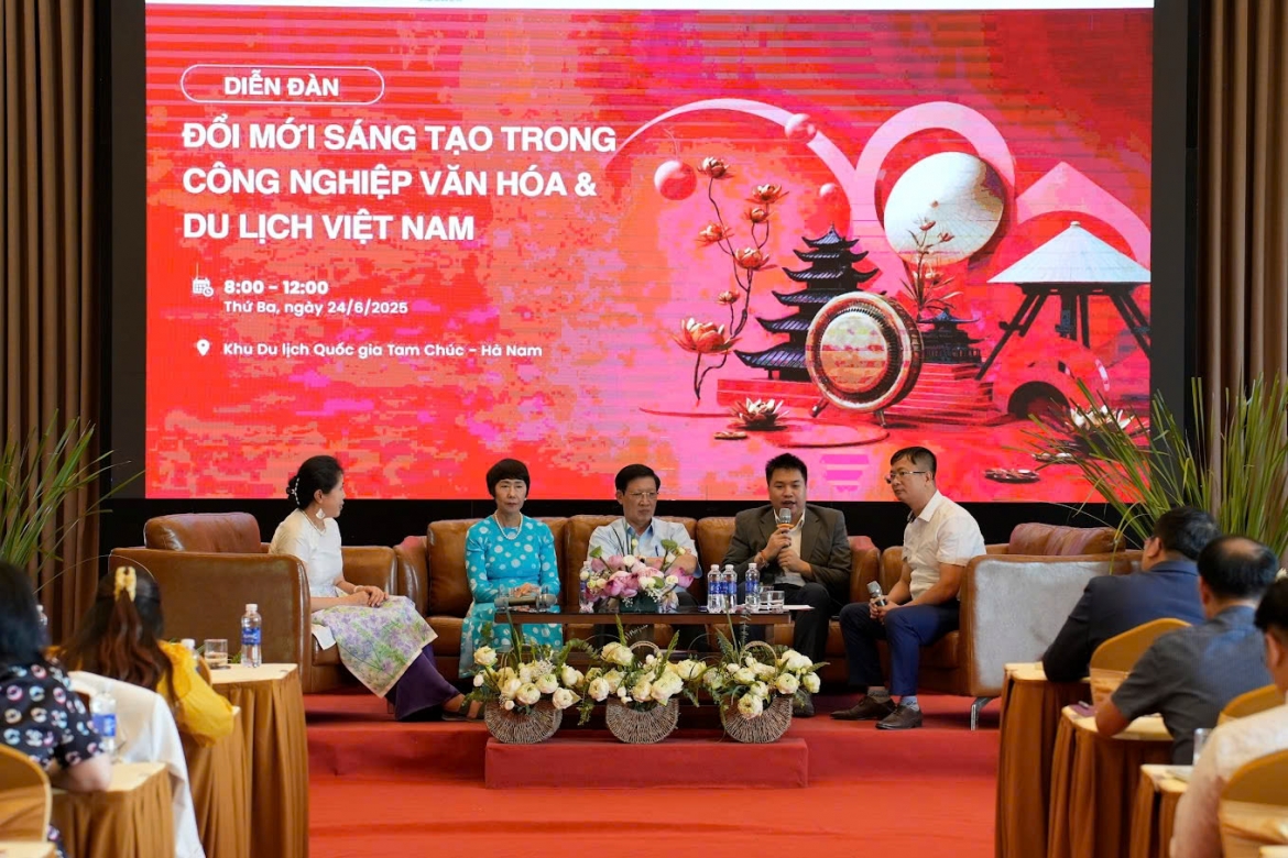 Các diễn giả tại diễn đàn “Đổi mới sáng tạo trong công nghiệp Văn hóa và Du lịch Việt Nam”