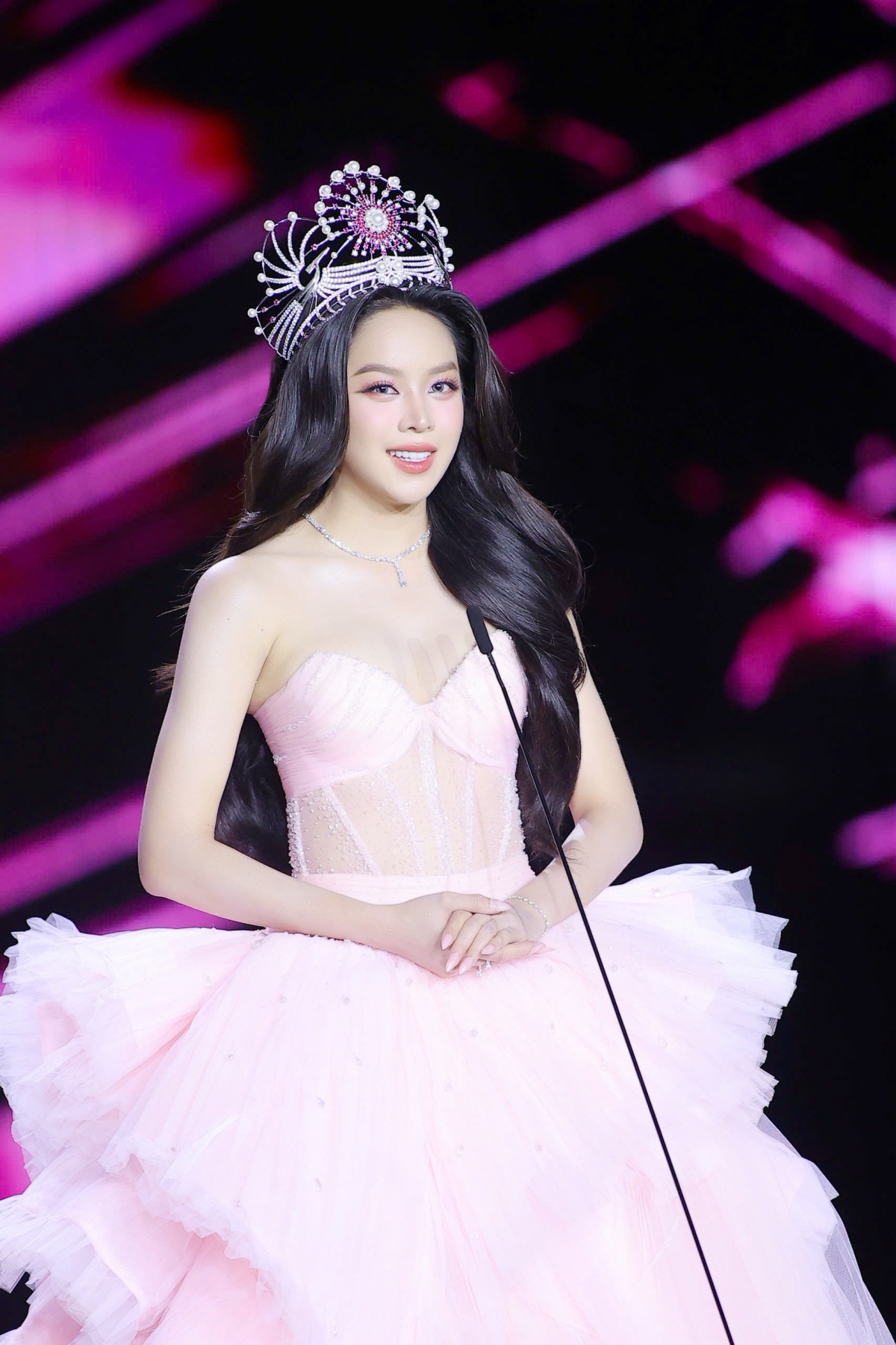 Hoa hậu Thanh Thủy có màn final walk xúc động