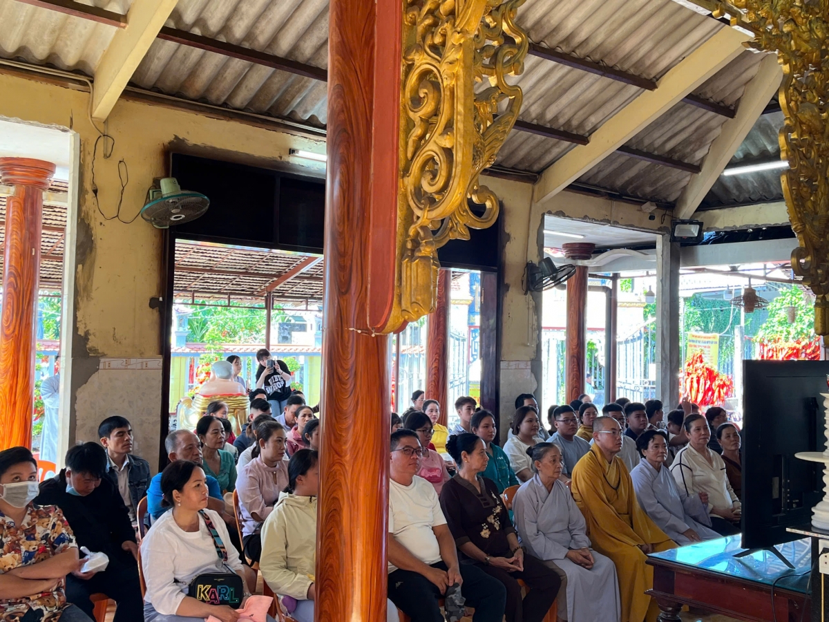 Các tầng lớp nhân dân, tổ chức tôn giáo ở tỉnh Đồng Tháp sáng 30/6 theo dõi lễ công bố các quyết định của TW thành lập tỉnh mới qua màn ảnh nhỏ