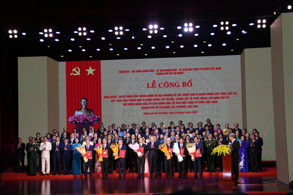 Tổng Bí thư Tô Lâm trao Quyết định cho Ban Chấp hành Đảng bộ TP.HCM mới, sáng 30/6 (ảnh Tỷ Huỳnh)