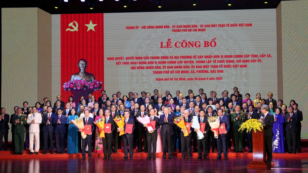 Tổng Bí thư Tô Lâm trao quyết định và chúc mừng Ban Chấp hành Đảng bộ TP.HCM mới, sáng 30/6 (ảnh Tỷ Huỳnh)