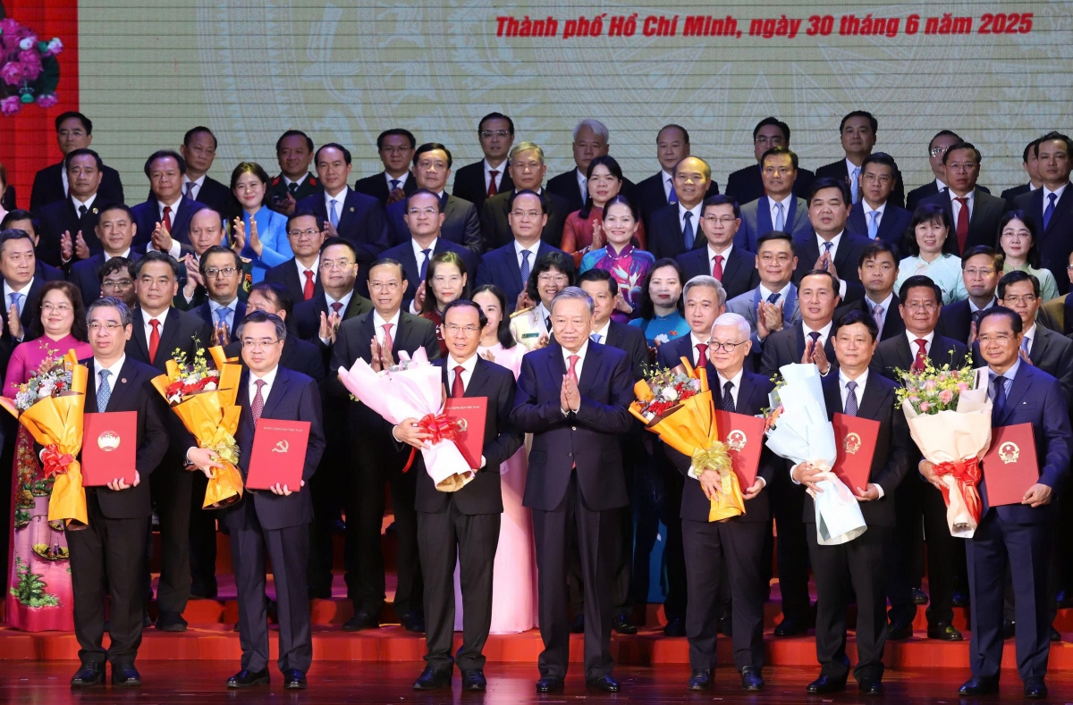Tổng Bí thư Tô Lâm trao các quyết định tại TP.HCM, sáng 30/6. (Ảnh: T.B)