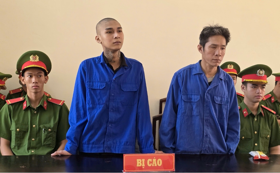 2 bị cáo Trác Huỳnh An Trung (SN 1980) và con ruột là Trác Huỳnh An Thành (SN 2007).